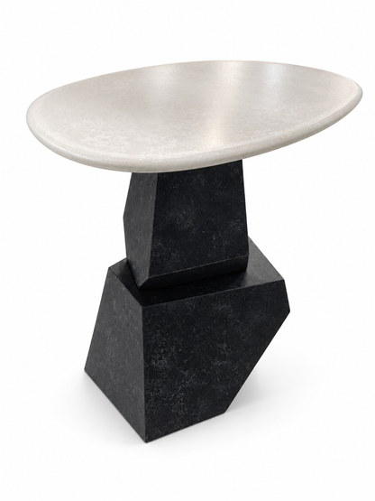 疊石邊桌 Cairn，象牙色曲線桌面與深色幾何疊石底座