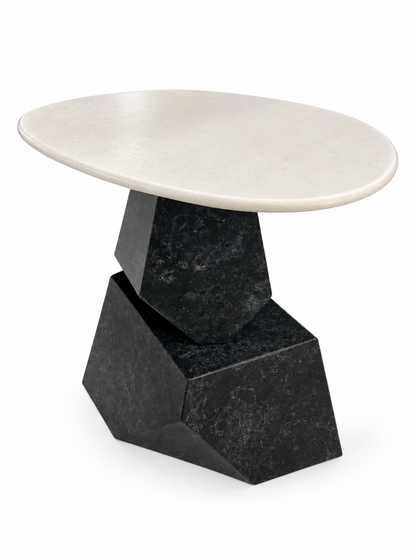疊石邊桌 Cairn，象牙色曲線桌面與深色幾何疊石底座