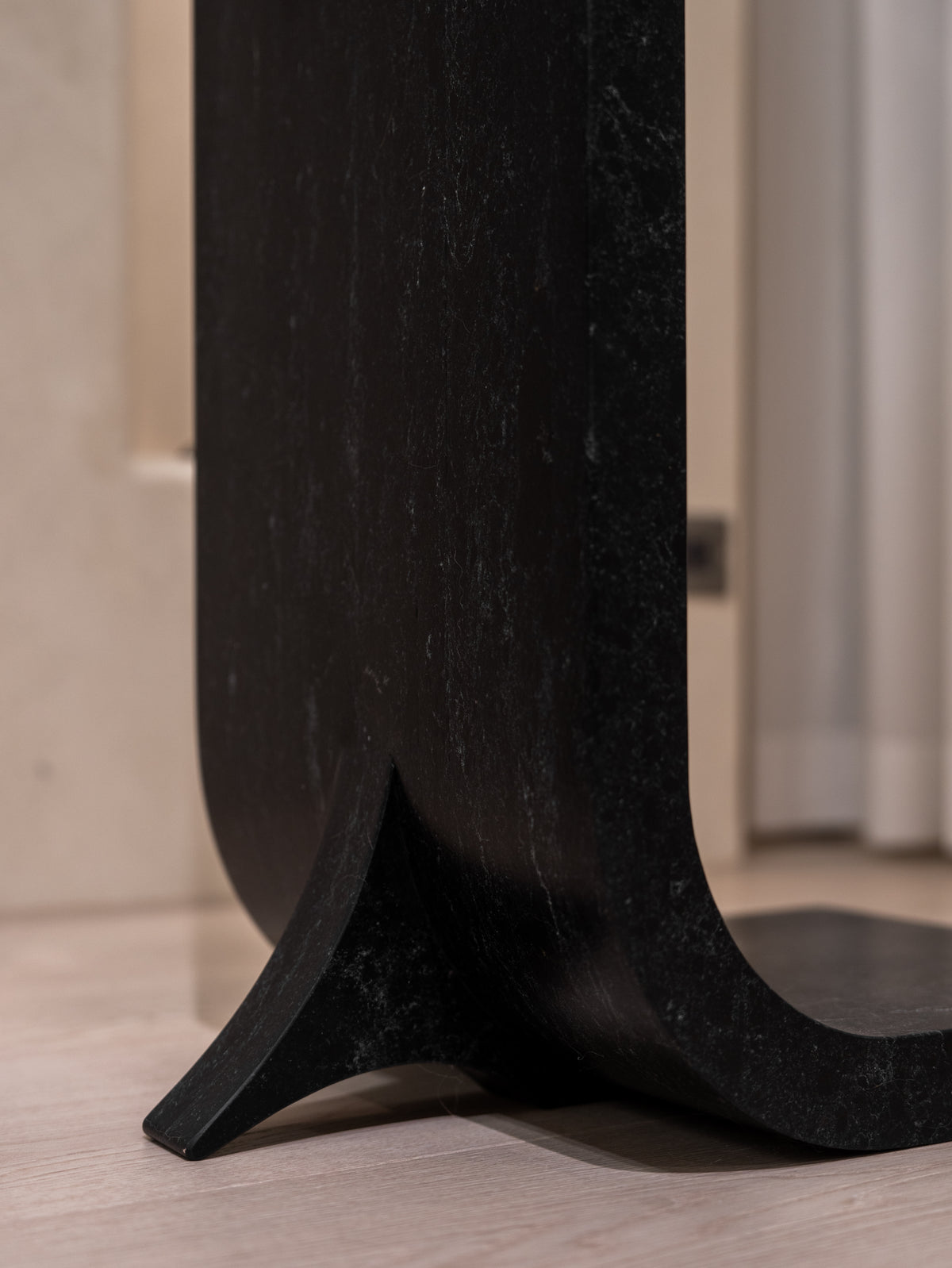 大尺寸存在感，小占地比例